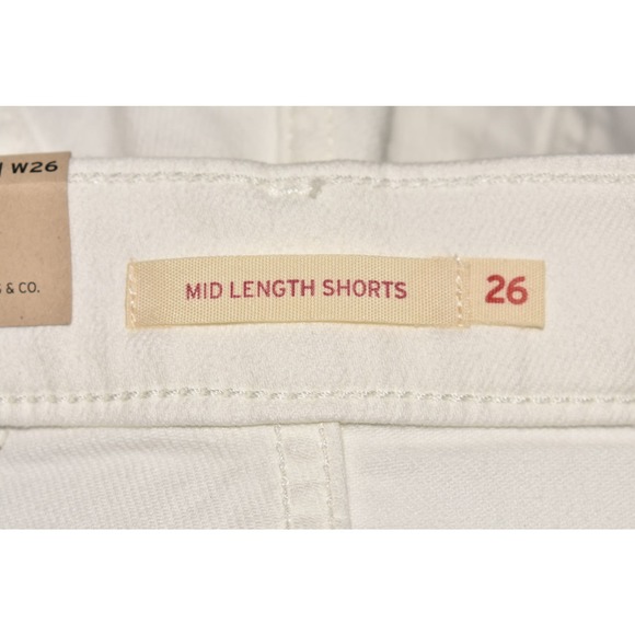 LEVI'S NEW $50 Mid-Length Roll Cuff Denim Jean Short White Size 26 - Picture 4 of 4